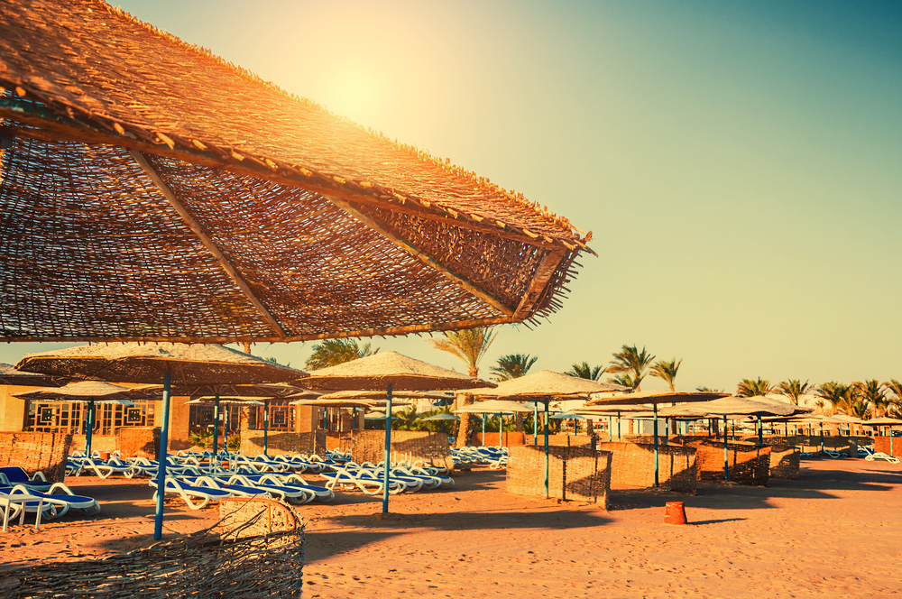 Menschenleerer Strand mit Sonnenschirmen in Hurghada