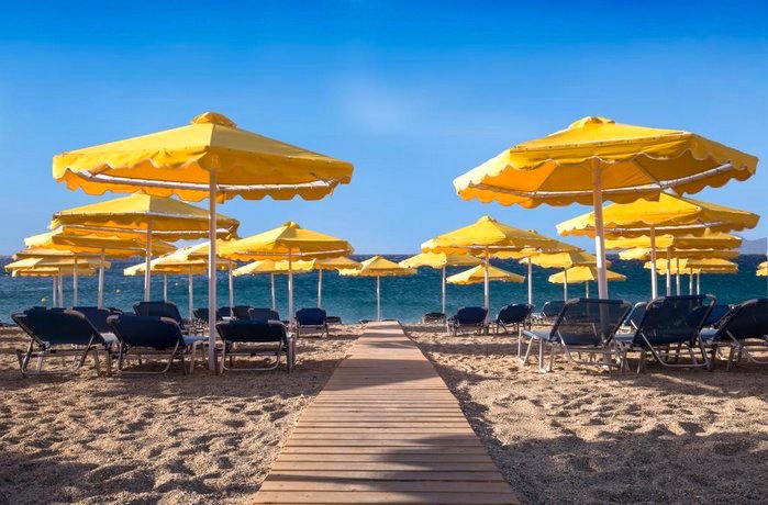 Strand mit gelben Sonnenschirmen im Norida Beach Hotel auf Kos