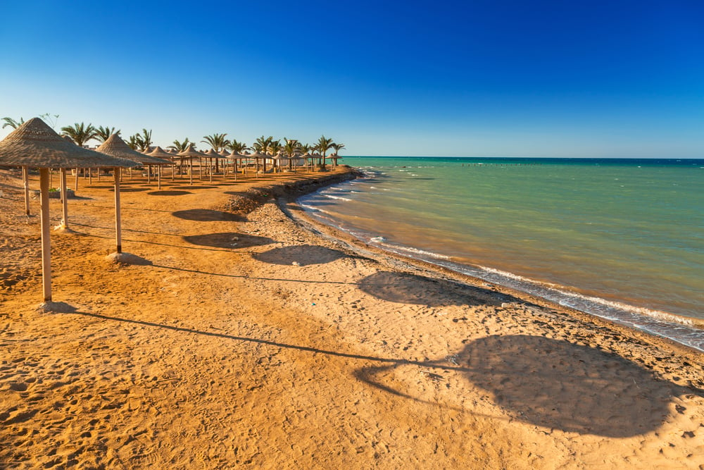 Strand mit Sonnenschirmen und Meer in Hurghada