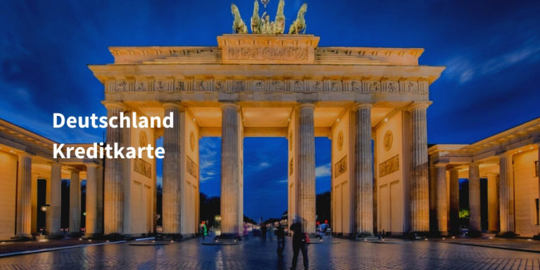 Deutschland Kreditkarte Schriftzug vor dem Brandenburger Tor in Berlin am Abend