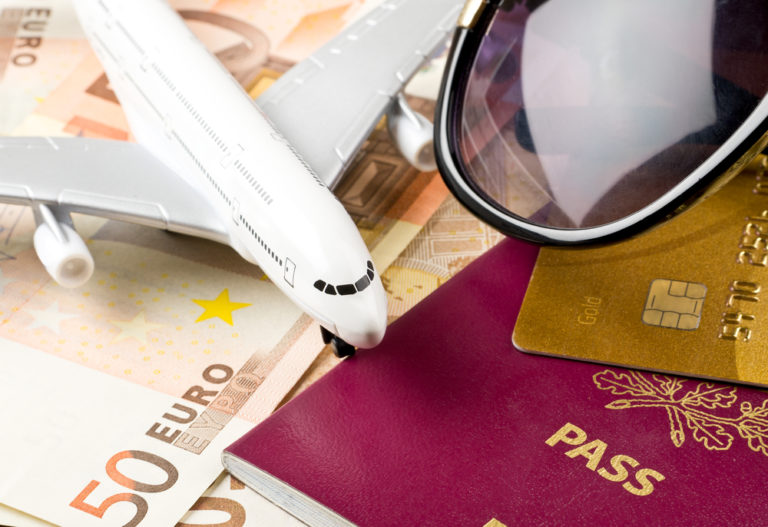 Bild mit 50 Euro Geldschein, Reisepass, Spielzeug Flugzeug und goldener Kreditkarte