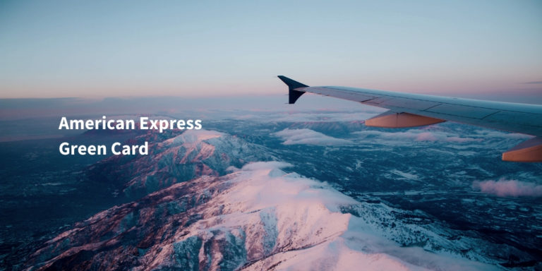 American Express Green Card Infoseite Schriftzug auf Bild aufgenommen aus einem Flugzeug mit Blick auf schneebedeckte Berge