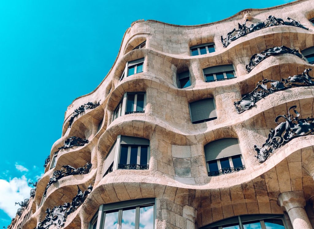Fassade der Casa Mila in Barcelona