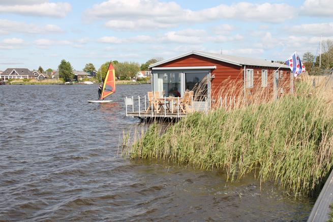Schwimmendes Ferienhaus in den Niederlanden