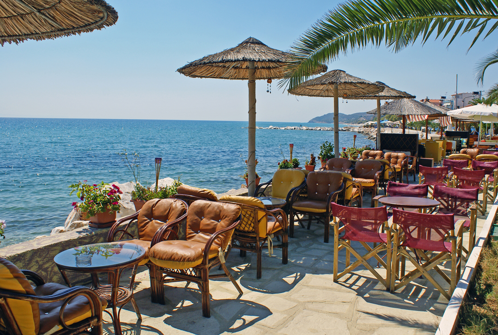 Traditionell griechisches Café am Meer