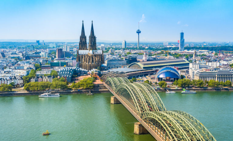 Blick über Köln und den Rhein