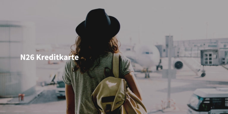 N26 Kreditkarte Infoseite Schriftzug auf Bild mit junger Frau am Flughafen mit Rucksack