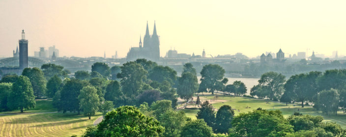 Park in Köln mit Dom im Hintergrund