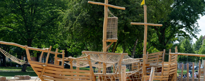 Spielplatz mit Piratenschiff