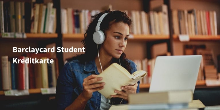 barclaycard student Infoseite Schriftzug auf Bild von junger Studentin mit Kopfhörer und Buch vor Computer