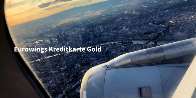 Eurowings Kreditkarte Gold Infoseite Schriftzug auf Bild fotografiert aus Flugzeug mit Blick auf die Frankfurter Skyline