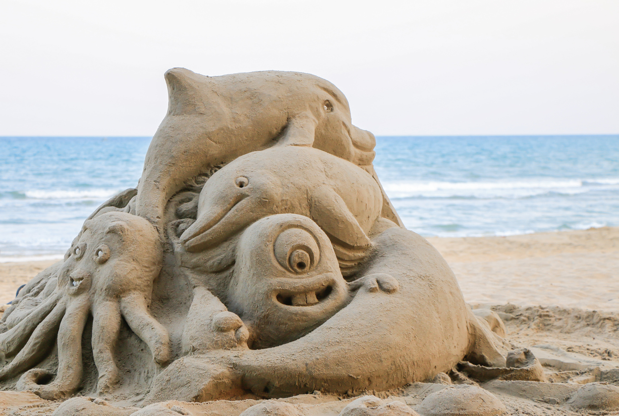 Sandskulpturen am Wasser