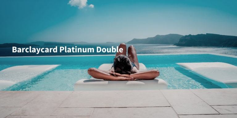barclaycard platinum double Infoseite Schriftzug auf Bild von junger Frau am Pool auf der griechischen Urlaubsinsel Santorin