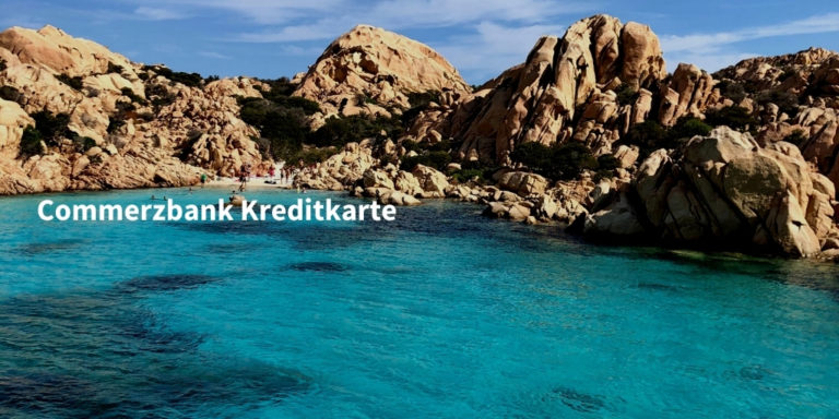 commerzbank kreditkarte Infoseite schriftzug auf Bild von Strand mit blauem Wasser auf Sardinien