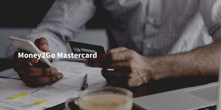 money2go mastercard Infoseite Schriftzug auf Bild mit Mann, der Kreditkarte und Smartphone in Händen hält