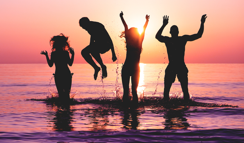 Freunde feiern am Strand in Kroatien