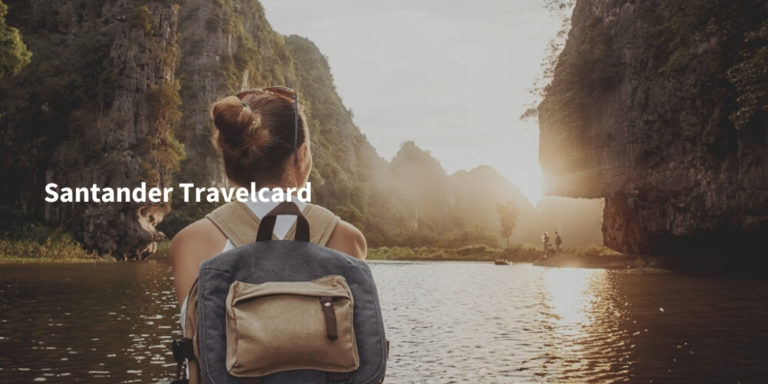 Santander Travelcard Infoseite Schriftzug mit junger Frau auf Reisen in Lagune bei Sonnenaufgang auf Boot