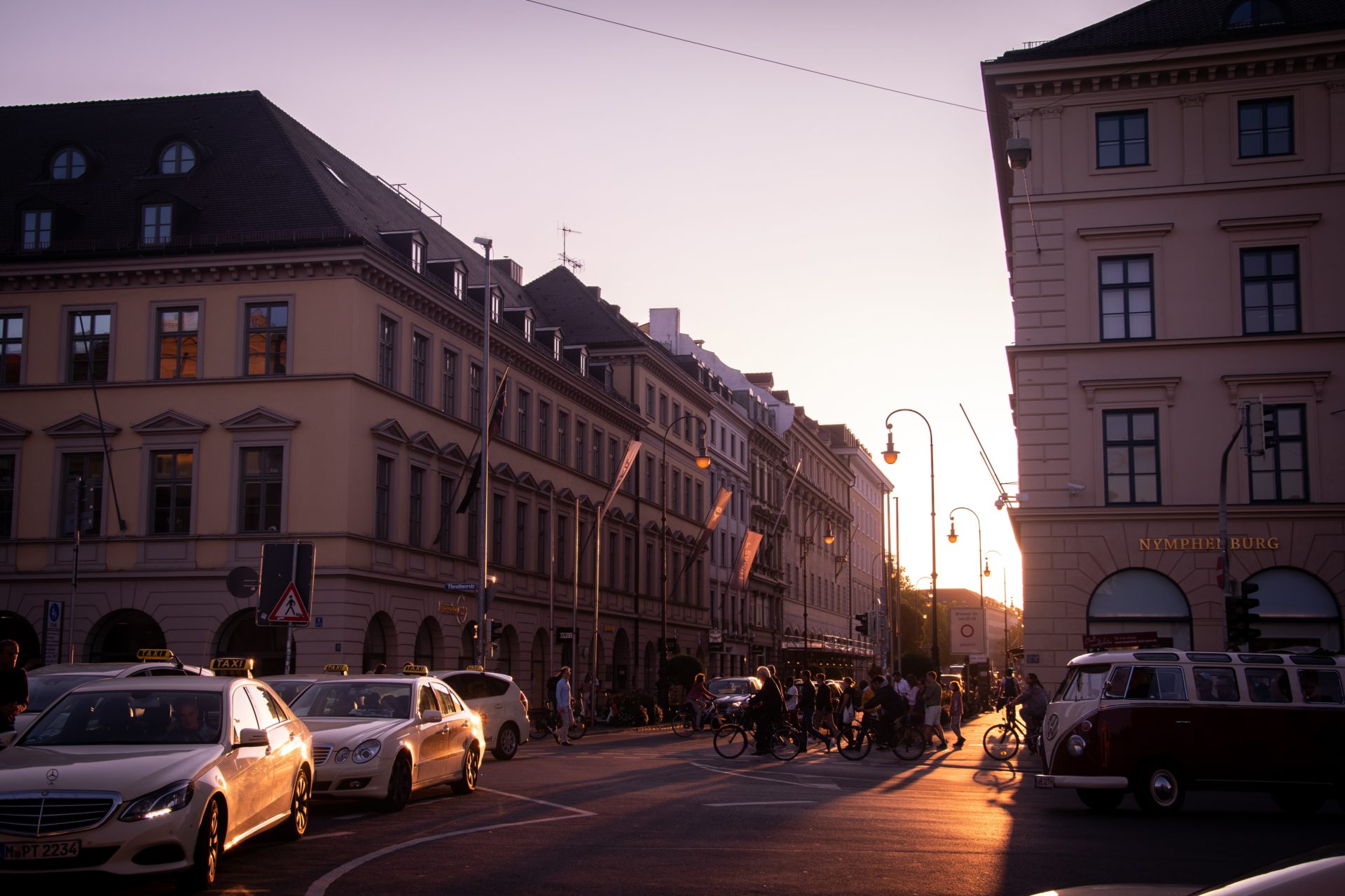 Straße in Berlin bei Sonnenuntergang