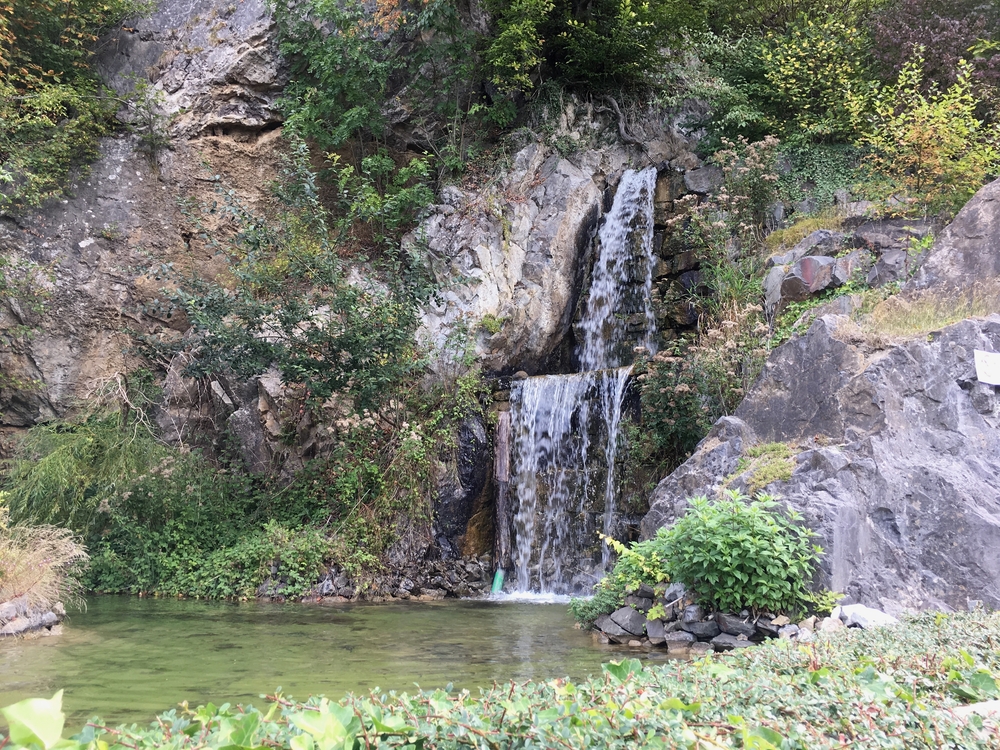 Wasserfall nahe der Atta-Höhle