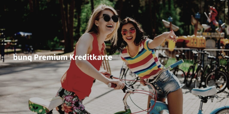 bunq premium kreditkarte Infoseite Schriftzug auf Bild mit zwei jungen Frauen an Sommertag auf Fahrrädern