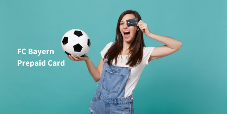 fc bayern prepaid Schriftzug auf Bild mit junger Frau die einen Fußball in der rechten und eine Kreditkarte in der linken Hand hält