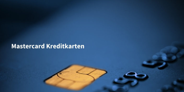 Mastercard Kreditkarten Infoseite Schriftzug auf Nahaufnahme von dunkelblauer Kreditkarte mit goldenem Chip