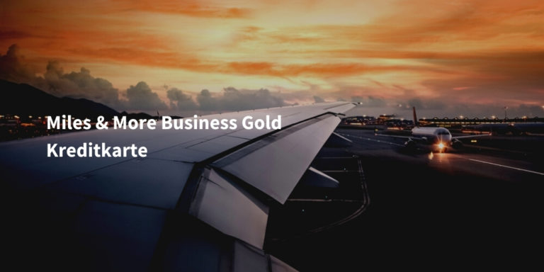 Miles and More Kreditkarte Gold Business Infoseite Schriftzug auf Bild Flugzeugflügel aus Passagierperspektive bei Sonnenuntergang