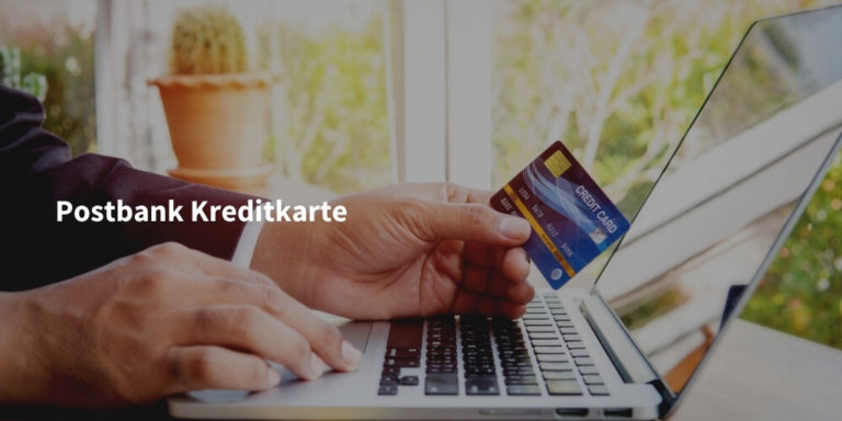 postbank kreditkarte Infoseite Schriftzug auf Bild mit Mann beim Verwenden einer Kreditkarte im Internet