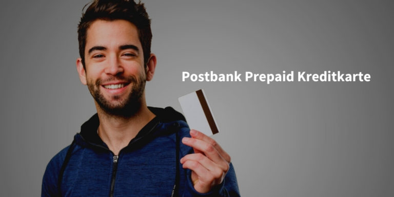 Postbank Prepaid Kreditkarte Infoseite Schriftzug auf Bild mit jungem Mann, der weiße Kreditkarte hält und lächelt