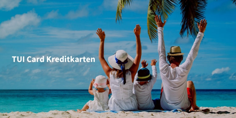 tui card kreditkarten Schriftzug auf Bild mit Familie mit zwei Kindern am Strand in weißer Kleidung