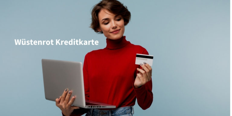 Wuestenrot Kreditkarte Schriftzug auf Bild mit junger Frau in rotem Pullover, die einen Laptop und eine Kreditkarte hält