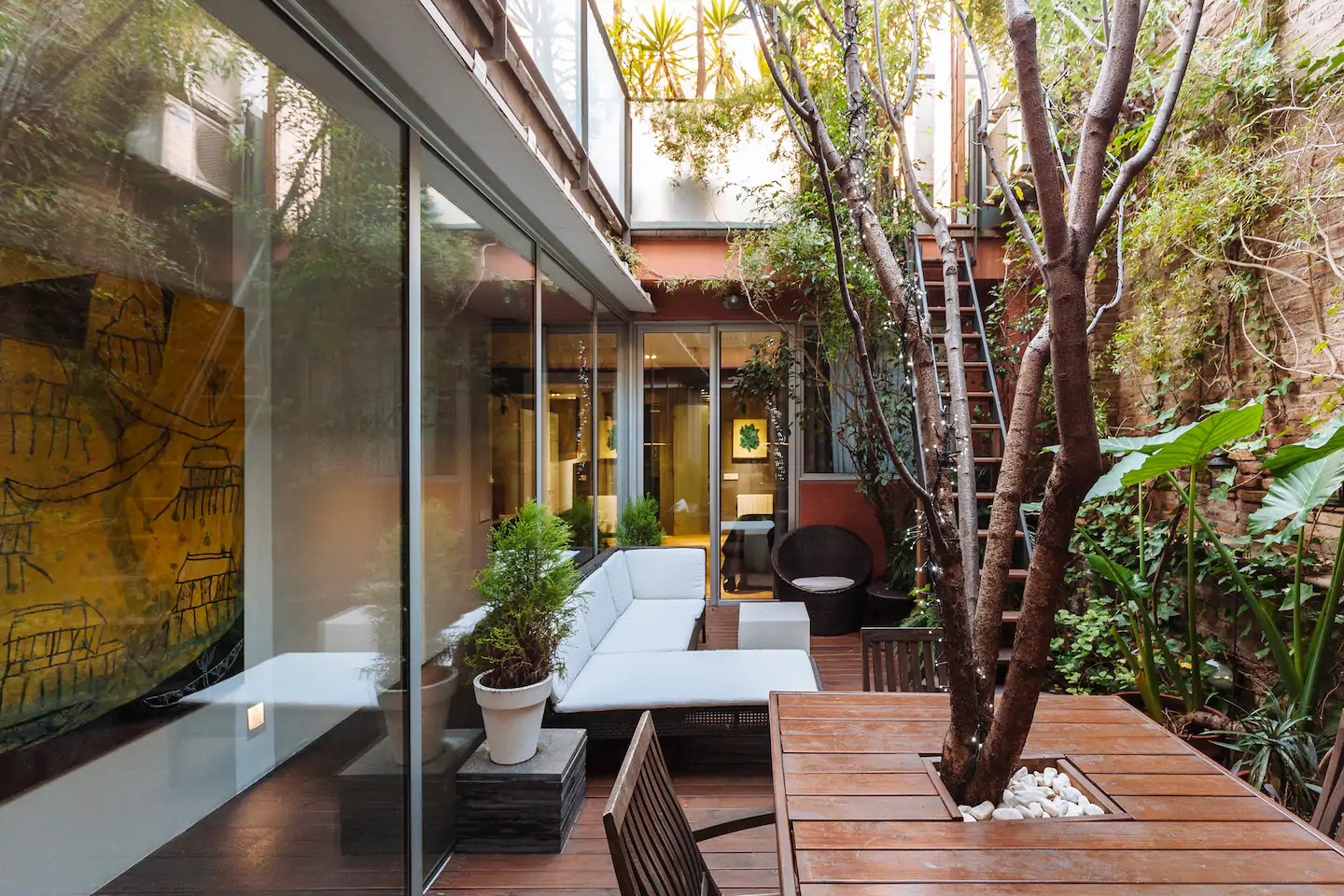 Airbnb modernes Apartement mit eigenem Garten in Barcelona