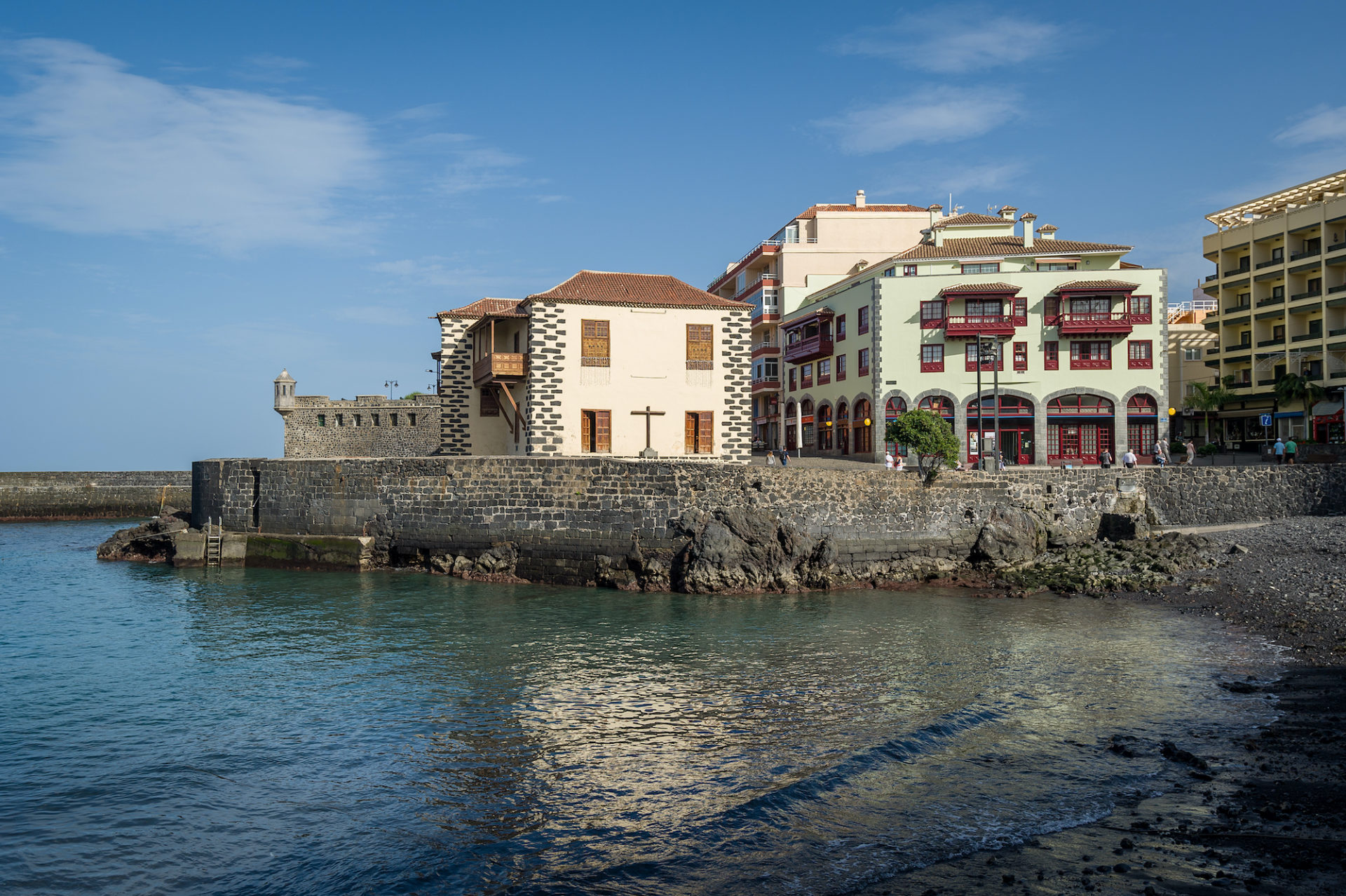 Bucht Playa del Muelle und Museum für zeitgenössische Kunst in Puerto de la Cruz