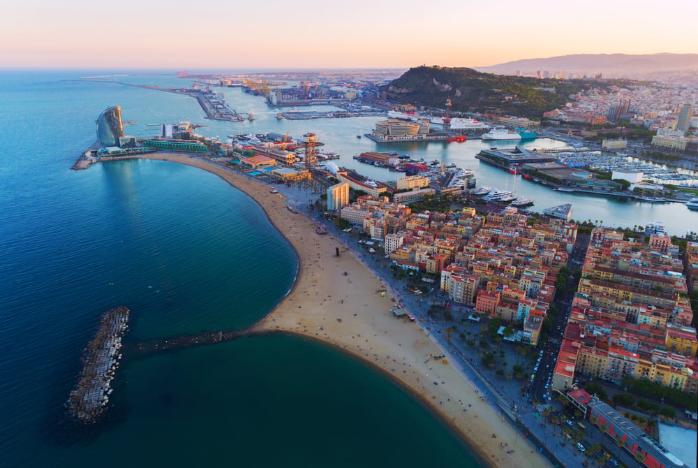 Luftbild von Barcelonas Strand und Port Olimpic