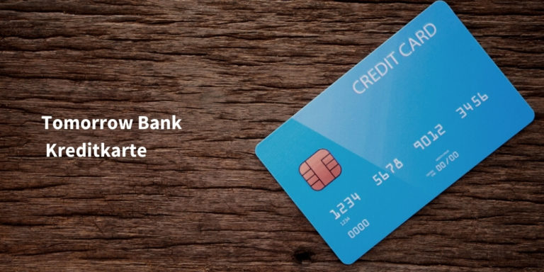 tomorrow bank kreditkarte Schriftzug auf Bild mit blauer Kreditkarte auf Holzuntergrund