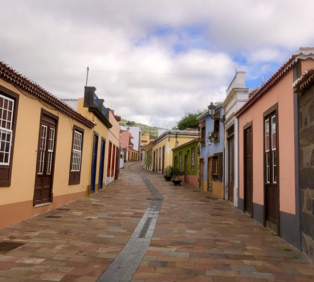Straße mit bunten Häusern in Los Llanos de Aridane auf der Kanareninsel La Palma