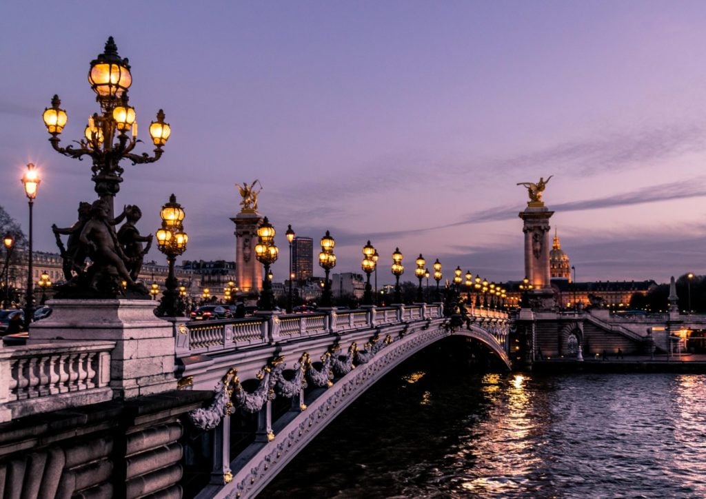 Brücke am Abend in Paris