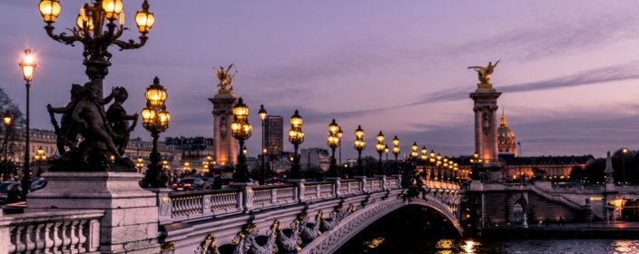 Brücke am Abend in Paris