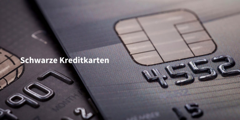 schwarze kreditkarten Infoseite Schriftzug auf Bild von Nahaufnahme zweier schwarzer Kreditkarten