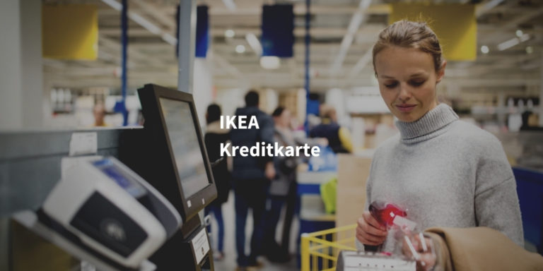 junge frau beim scannen ihres einkaufs an einer Ikea Kasse