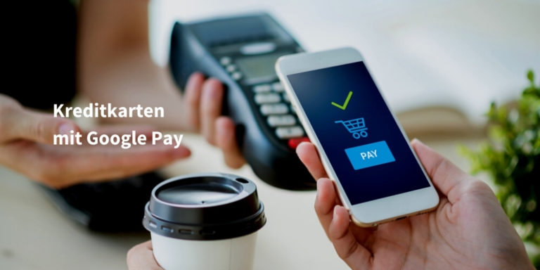Nahaufnahme eines Bezahlvorgangs für einen Kaffee mit Smartphone