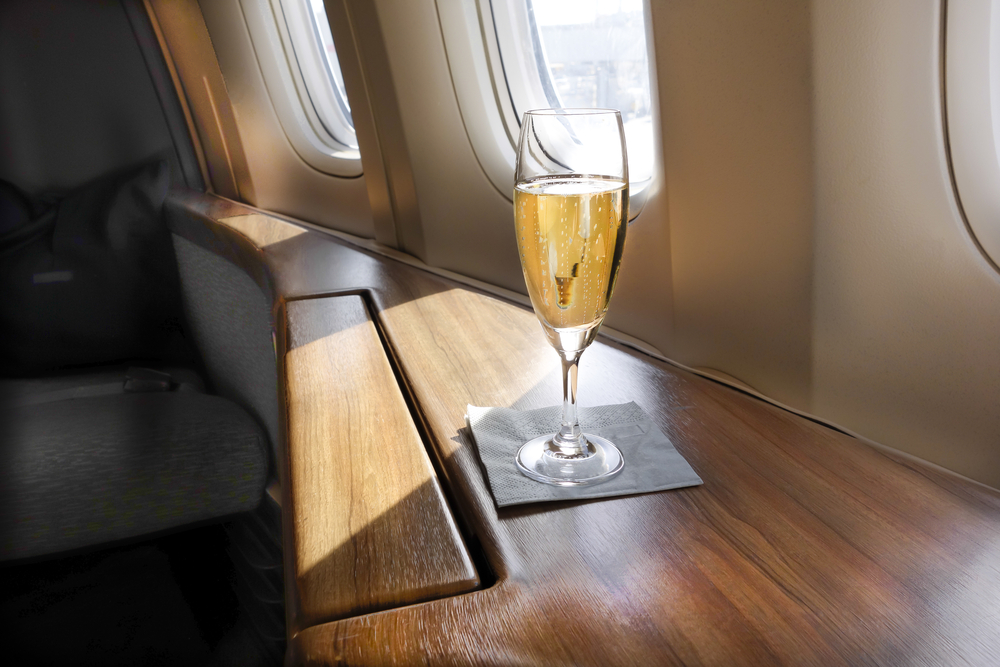 Ein Glas mit Champagner in der First-Class