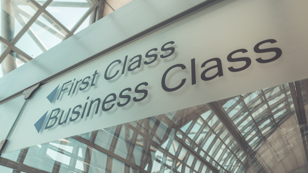 Wegweiser Fastlane für Business- und First Class am Flughafen