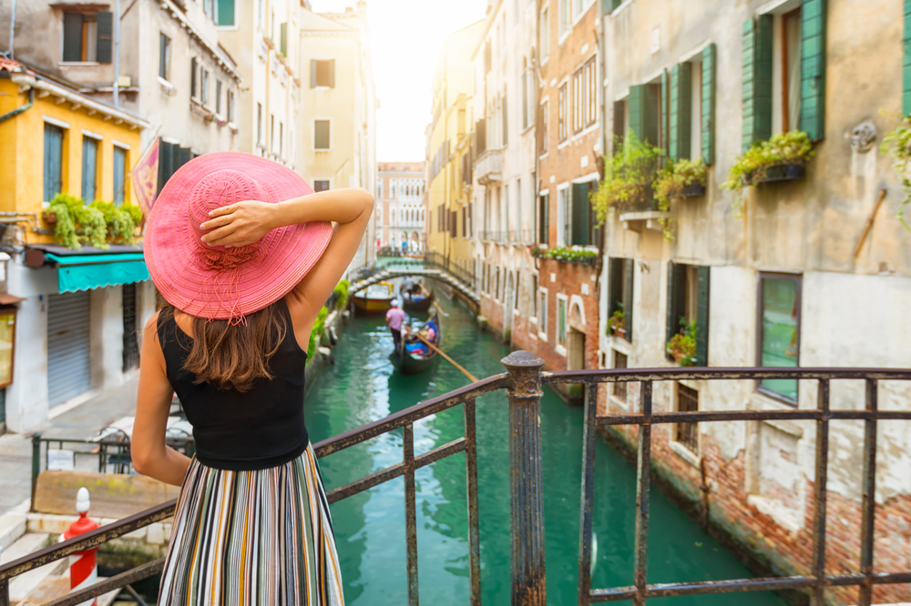 Frau vor einem Kanal in Venedig