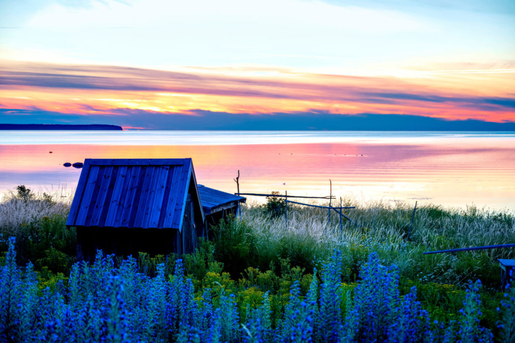 Holzhütte am Wasser auf Gotland, Schweden