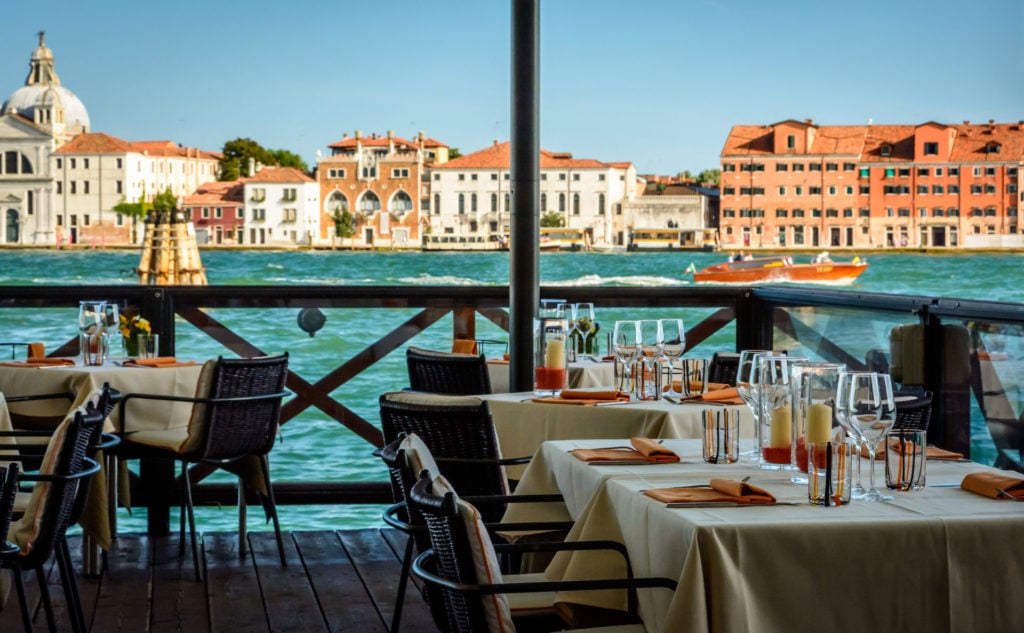 Restaurant in Venedig mit Blick aufs Wasser