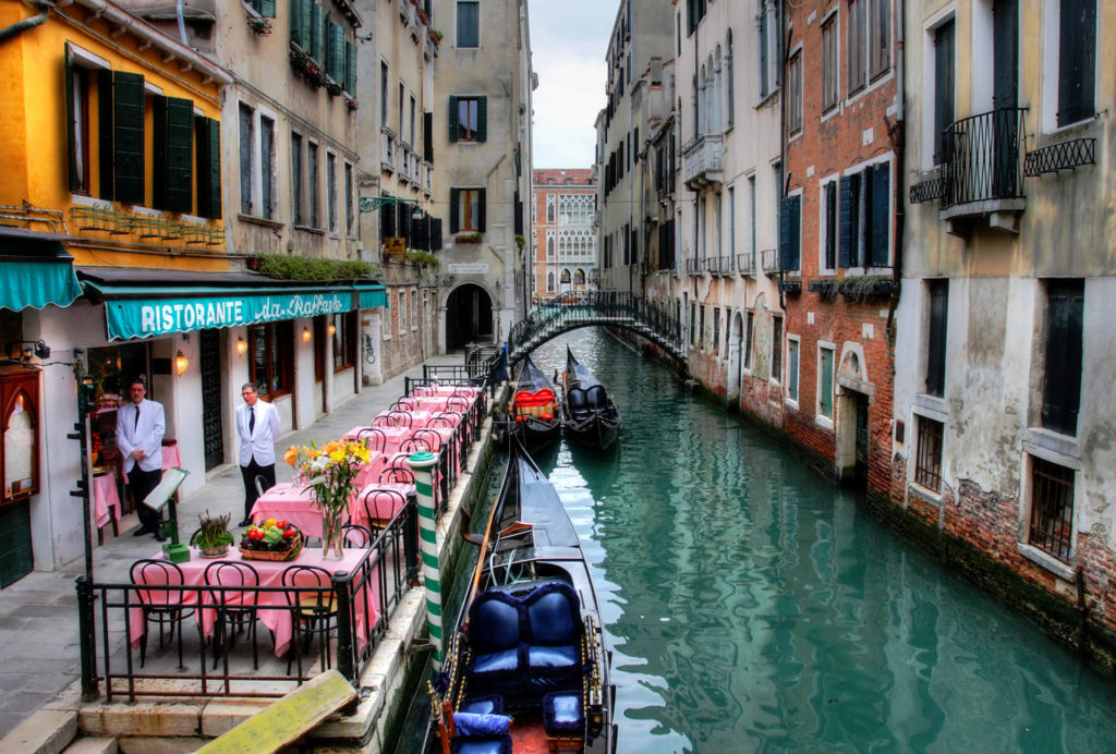 Restaurant am Wasser in Venedig
