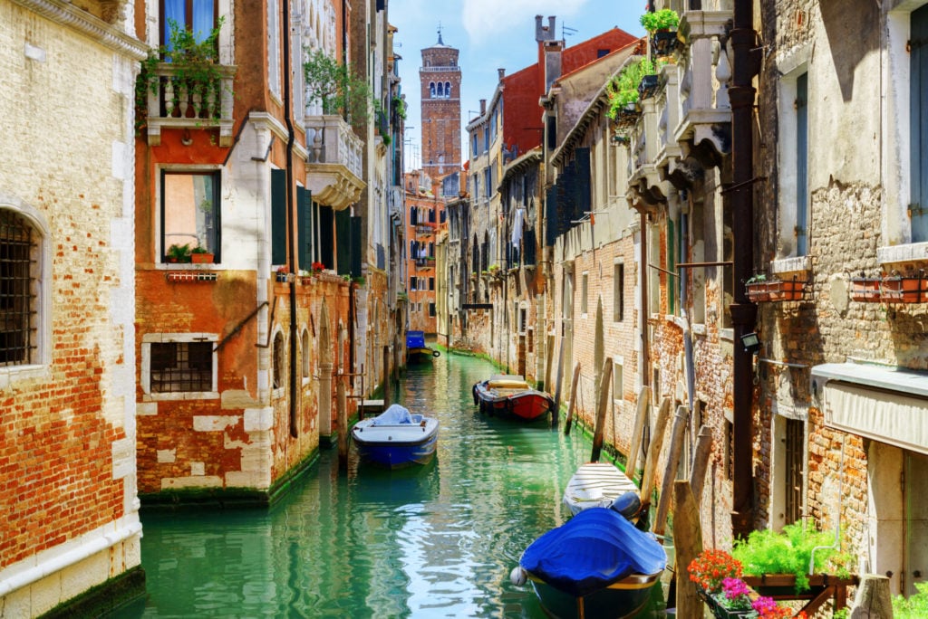 Häuser am Wasserkanal in Venedig