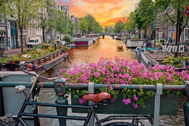Fahrrad vor einer Gracht in Amsterdam