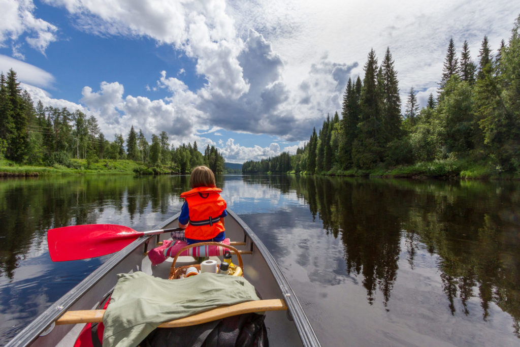 Paddeln auf einem Fluss in Nordschweden